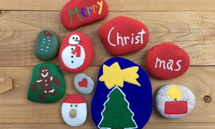Creating Christmas Story Stones: Crafting Festive Tales from Nature!